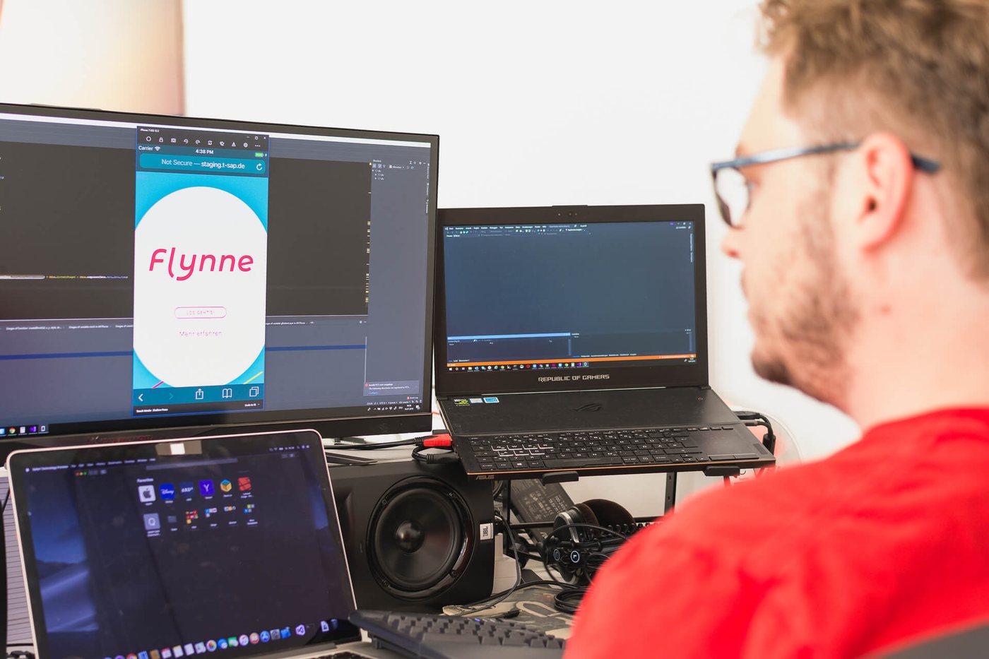Arbeitsplatz in der Entwicklung mit flynne auf dem Bildschirm