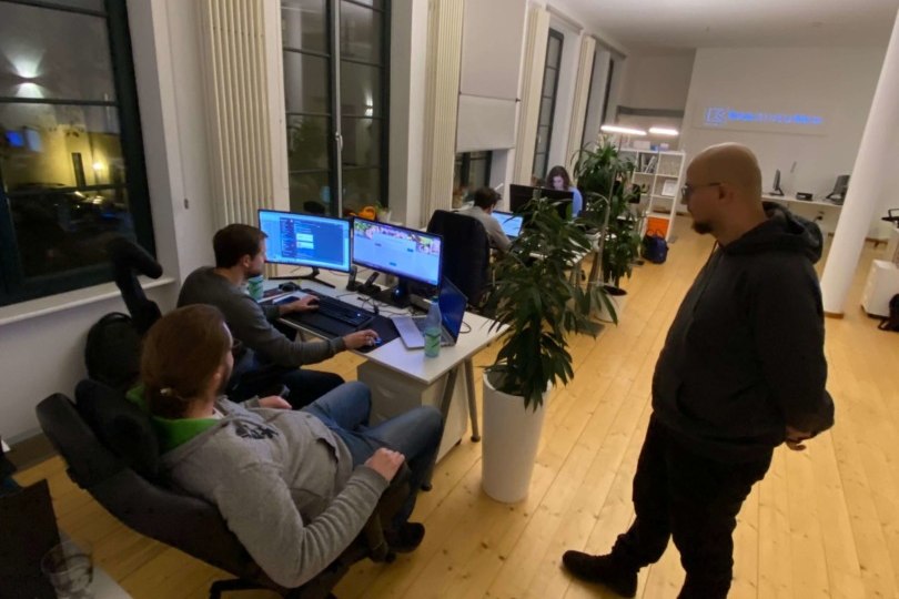 Blick ins Büro in Mainz: Kolleginnen und Kollegen arbeiten an ihren Bildschirmen