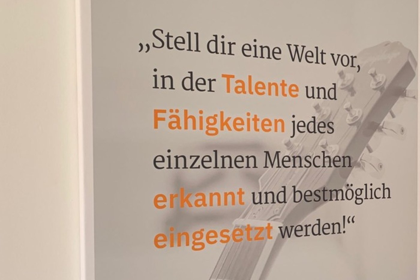 Der Leitsatz von flynne als gerahmtes Bild an der Bürowand in Mainz